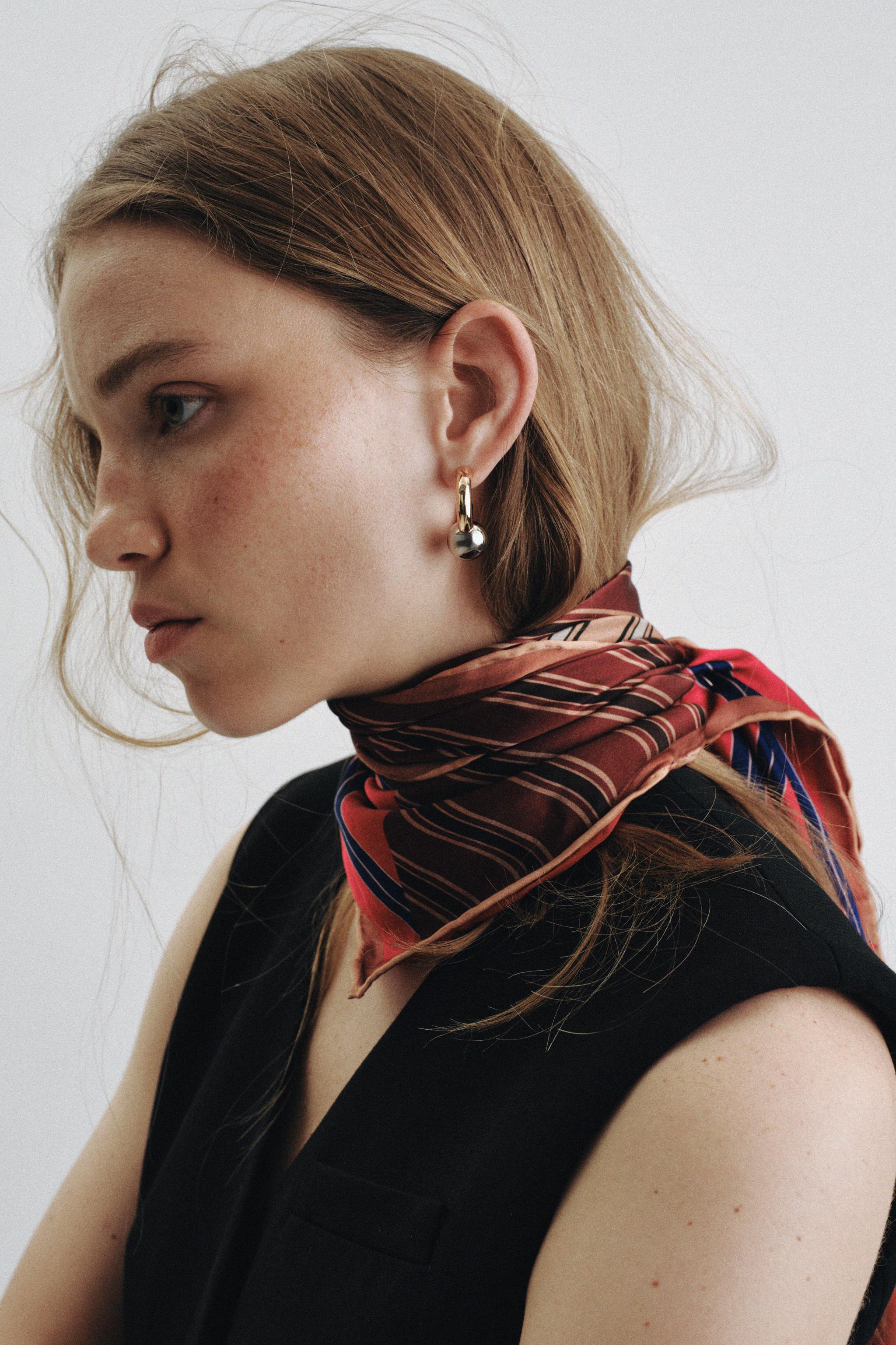 FOULARD RÉVERSIBLE 100 % VISCOSE À IMPRIMÉ RAYURES